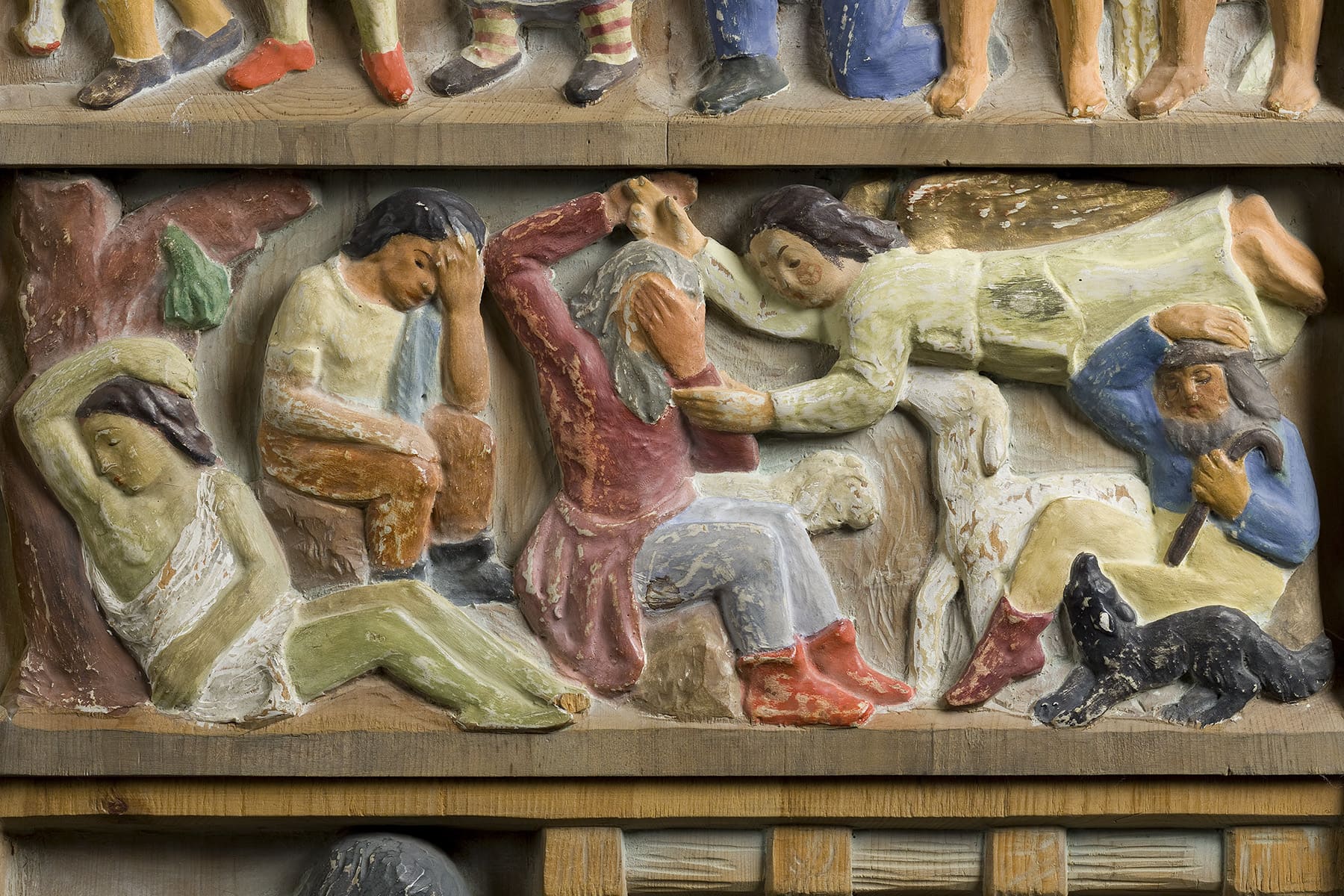 Detail des Reliefs mit der Verkündigung der Geburt Jesu an die Hirten, dargestellt durch einen Engel und vier sitzende Hirten