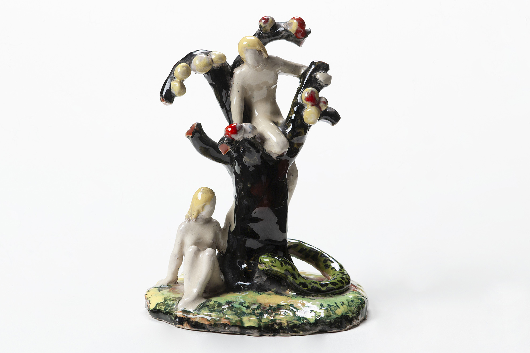 Keramikskulptur mit Adam auf dem Baum der Erkenntnis und Eva am Boden sitzend, während die Schlange sich um den Stamm windet