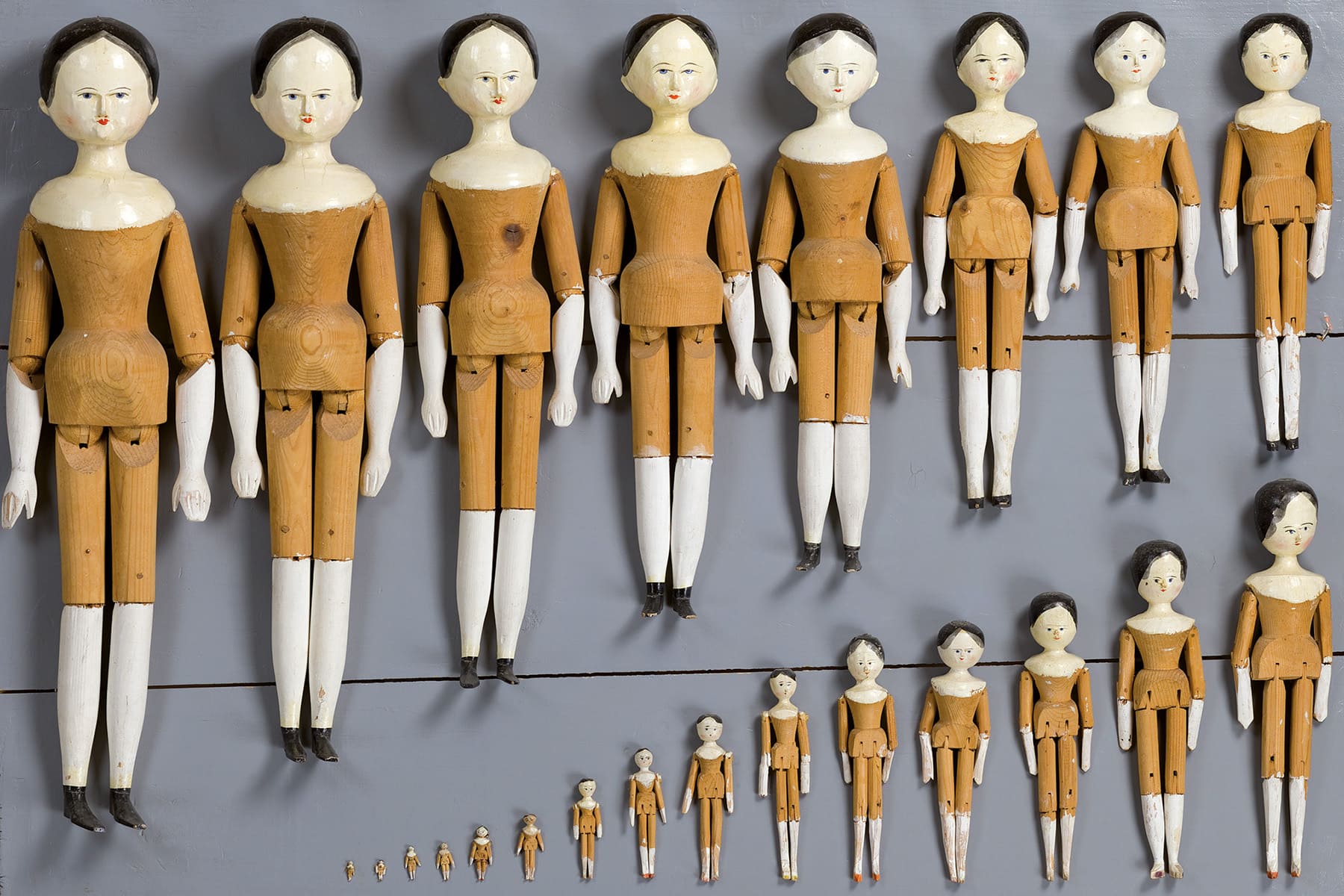 Mustertafel mit Gliederpuppen in Größen zwischen ½ und 24 Zoll (1 Zoll = 2,54 cm)