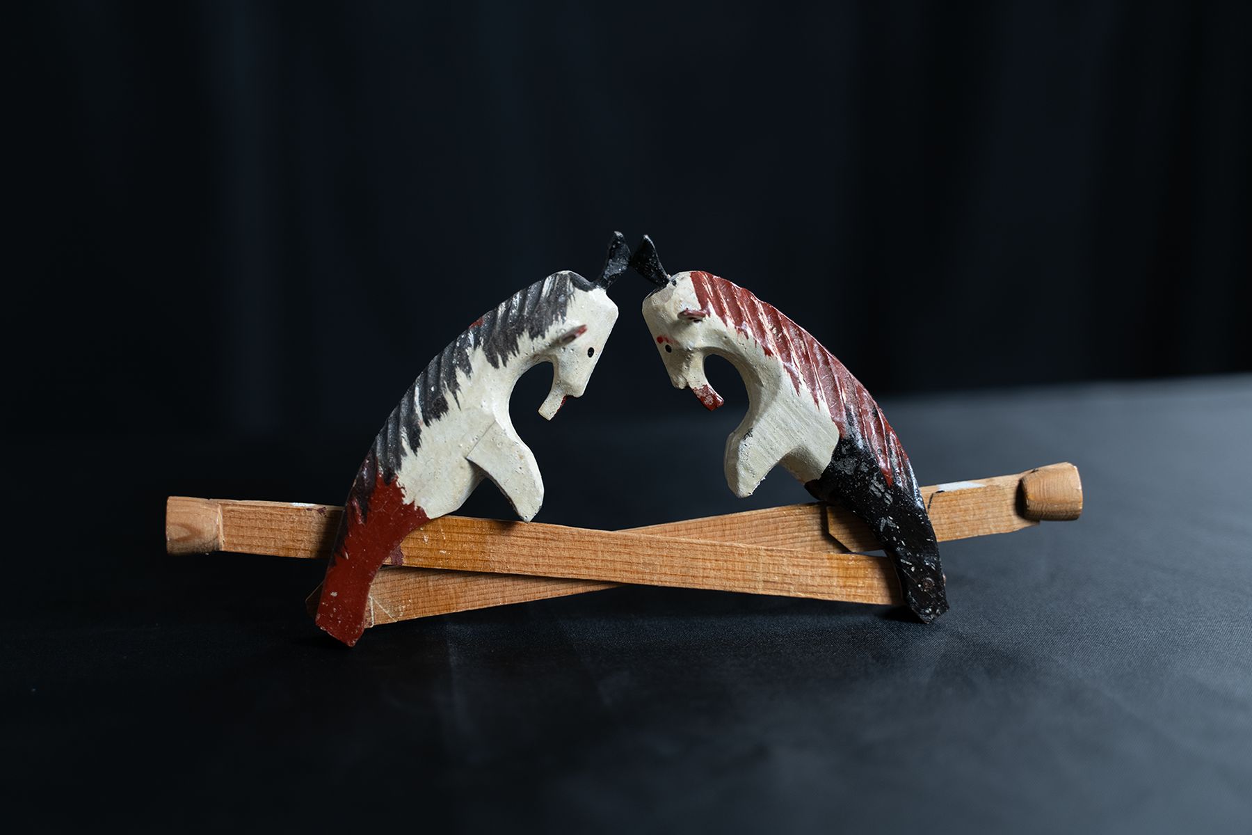 Ziehspielzeug mit den Figuren zweier Böcke aus bemaltem Zirbenholz