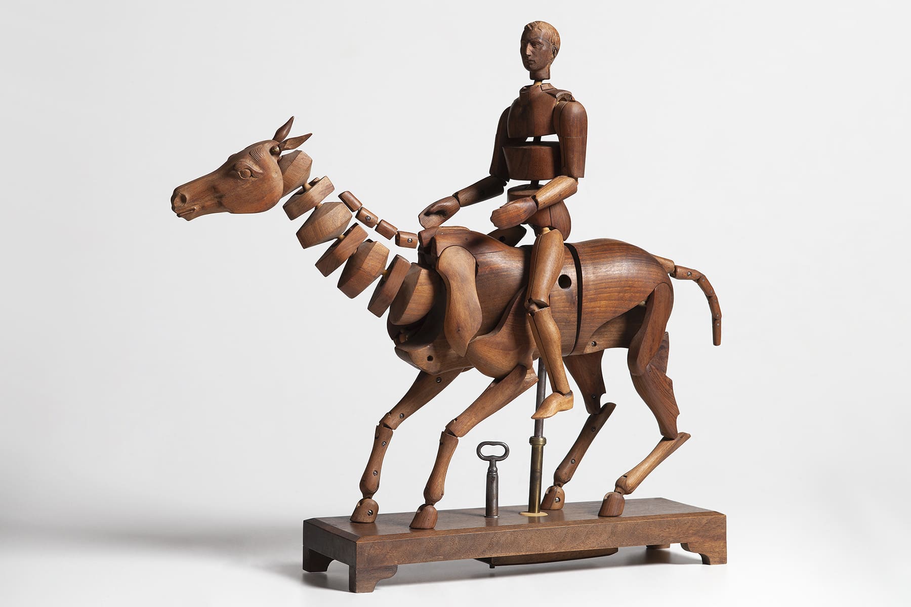Holzmodell eines Pferdes und Reiters mit beweglichen Gliedern