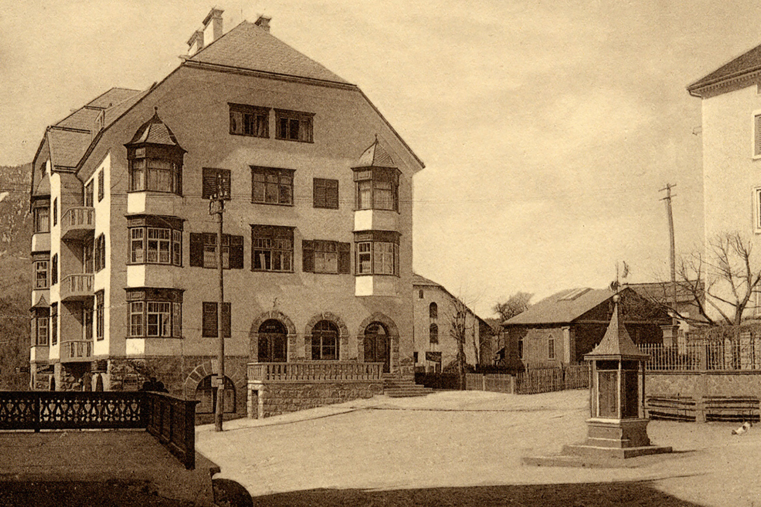 Hotel Am Stetteneck mit Wettersäule, erbaut 1913