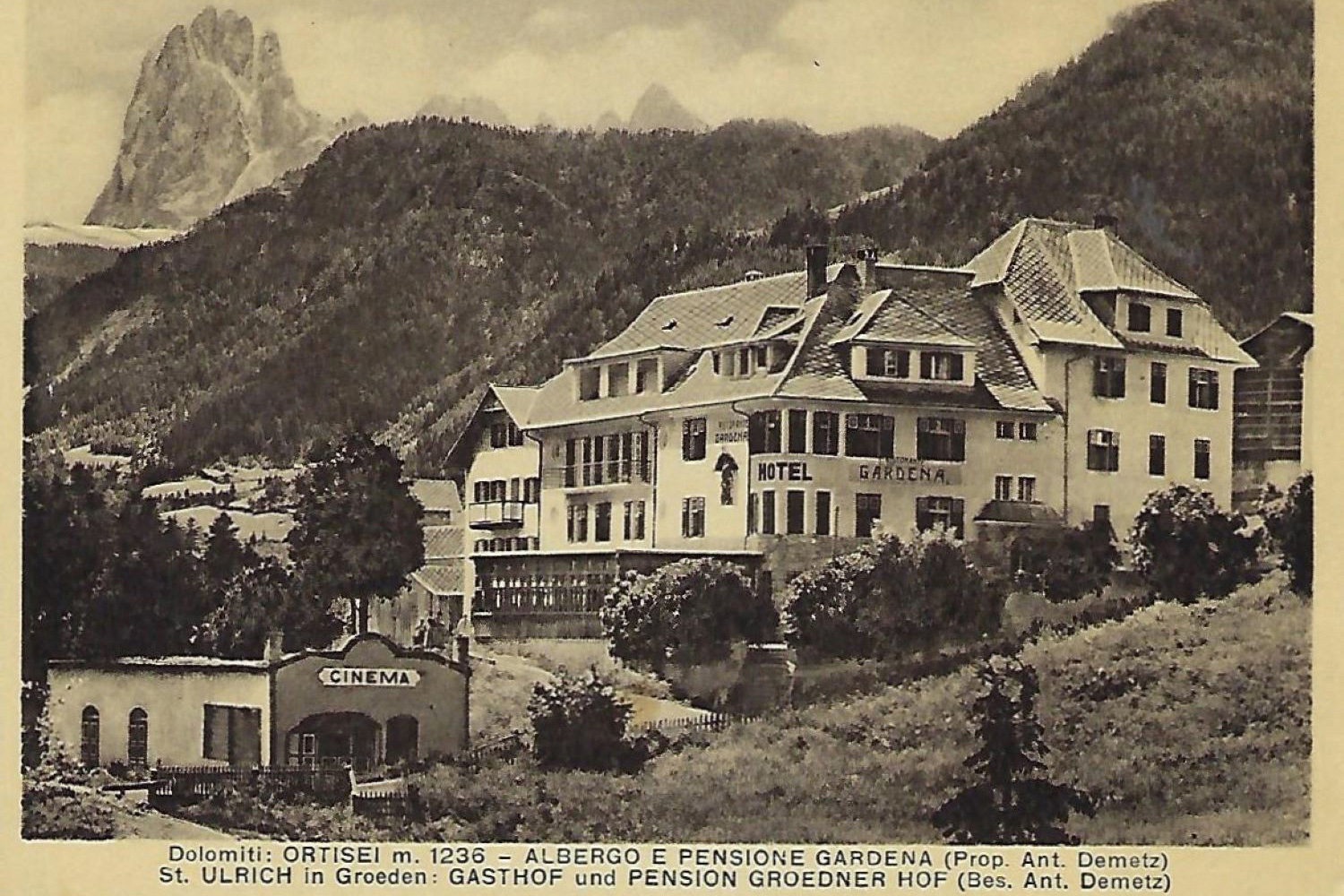 Ansicht des Grödnerhofs nach dem Zubau Anfang der 30er Jahre; vorne das Kino “Dante” (heute Raiffeisenbank Kastelruth), erbaut 1925, bis 1951 in Betrieb