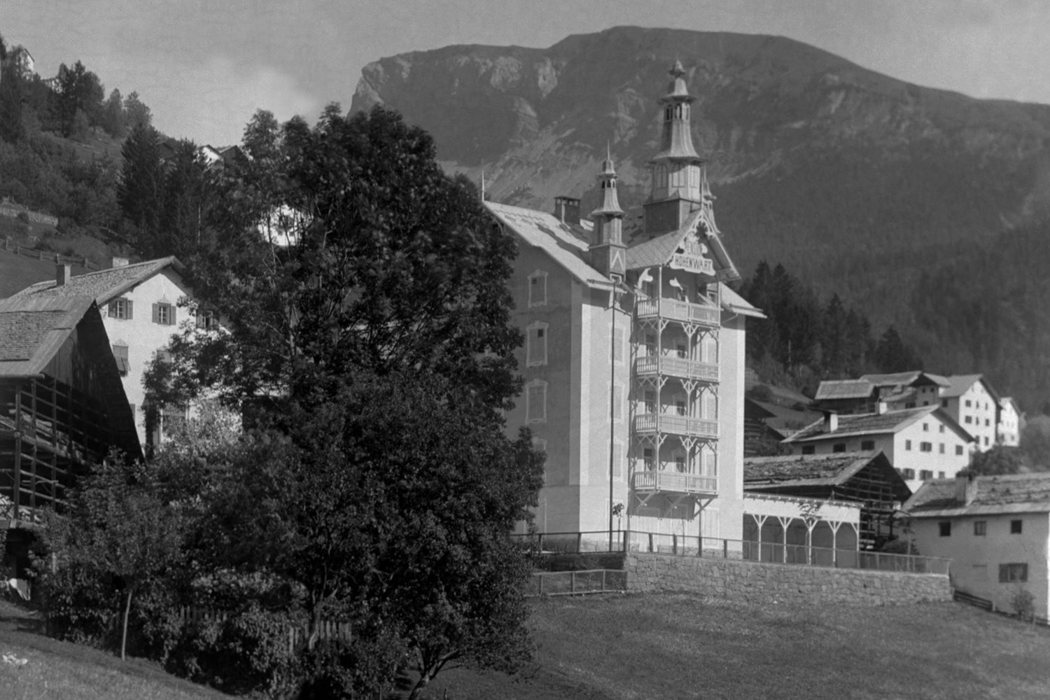 Pension Hohenwart mit Veranda, links der Stadel von Unterdoss, 1908