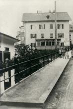 Haus Neu Pedetliva mit der um 1910 angebauten Veranda für die Zuckerbäckerei mit Café. Fotoaufnahme um 1938
