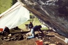 Ausgrabung eines Wohnplatzes aus der Mittleren Steinzeit (8.000 - 6.000 v. Chr.) unter dem südseitigen Felsdach des großen Dolomitblocks auf Plan de Frea unter der Leitung der Universität Ferrara, in Zusammenarbeit mit dem Museum Gherdëina, 1977-1981.