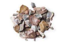 Verschiedenfarbige Silexabschläge vom Fundplatz am Tschon-Stein, Seiser Alm, ca. 10.000 – 8000 v. Chr.