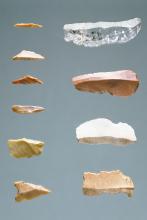Werkzeuge und Abschläge aus Feuerstein und Bergkristall von Plan de Frea, Südseite, ca. 7000 v. Chr. (Länge 1-4 cm)