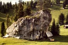 Dolomitblock im Freatal unterm Grödnerjoch mit den beiden Ausgrabungsstellen – Grabungen durchgeführt 1979 bis 1981 von Universität Ferrara und Museum Gherdëina