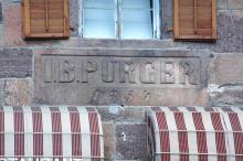 Detailansicht der in Stein gemeißelten Inschrift „I.B. Purger, 1854“