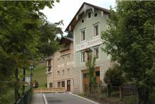 Seitenansicht der Villa Margherita mit der Villa Rifesser im Hintergrund