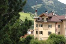 Foto aus einer weiteren Perspektive mit gut sichtbarem spitzen Turm