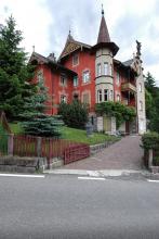 Gesamtansicht der Villa Runggaldier, gut sichtbar die architektonischen Besonderheiten