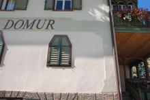 Detailansicht Fassade mit Aufschrift „Domur“ und geschlossenem Fenster, 2006