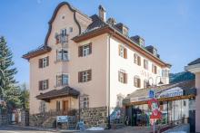 Frontalansicht der Villa ANRI in heutigen Zeiten. Gut sichtbar die Erker und der Eingangsbereich.