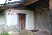 Eingang des Einhofes Costamula Dessëura