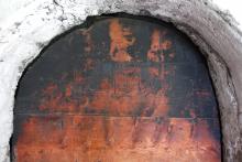 Übereck vorspringender Backofen des Paarhofes Peza