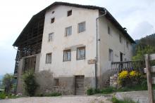 Das Wohngebäude auf der Ostseite und der Stadel auf der Westseite des Messnerhauses Mëune 