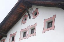 Bauinschrift mit den Jahreszahlen 1572 und 1998 unter dem Dachgiebel des Wohnhauses Mureda
