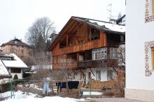 Einhofes Doss dl Preve, entlang der Firstlinie in zwei Teile unterteilt 