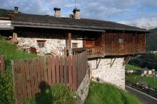 Das Untergeschoss des Wohnhauses vom Hof Crëpa besteht aus romanischem Quadermauerwerk.