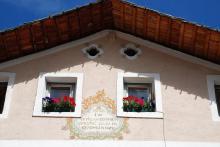 Hausinschrift in italienischer Sprache “Viva in lunga pace & union questa casa di Giuseppe Insom”, die den Hausbewohnern ein langes und friedvolles Leben wünscht.