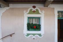 Fenster des Wohnhauses mit einer bewegten barocken Rahmung.