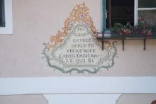 Hausinschrift “Maledica voce di Pluto più atroce s’alontani da qui – 1786”, die Hausbewohner vom schädlichen Einfluss der alten römischen Gottheit Pluto bewahren soll.