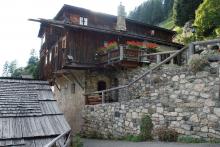 Das Bauernhaus Paratoni hat ein gemauertes Untergeschloss und ein gezimmertes, vorkragendes Obergeschoss.