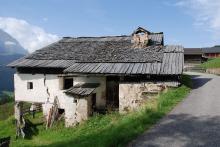 Das mit Bretter und Schindeln gedeckte Dach des Bauernhauses Ciablon.