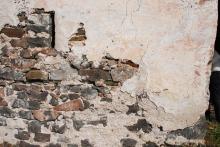 Der alte Putz bröckelt von den Wänden des Bauerhauses Ciablon.