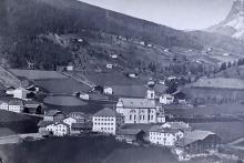 Ansicht der Pfarrkirche Sankt Ulrich mit Zentrum und Oberwinkel um 1870