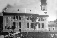 Aufnahme der Pfarrkirche ohne Seitenkapellen, mit spielenden Kindern auf der einstigen Wiese zwischen der Kirche und dem Schulhaus, Foto um 1902