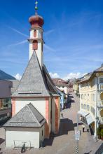 Sankt Anton in Boden besitzt ein steiles Dach und einen Dachreiter mit Zwiebelhaube.