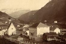 Anoniuskirche mit Verlegerhaus der Firma “J. B. Mauroner” (vorne rechts) um 1875