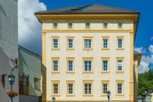 Das sanierte alte Schulhaus beherbergt heute Bibliothek, Musikschule, Postamt und Alpinschule Catores.