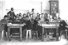 Schulklasse der Schnitzschule Wolkenstein im Jahre 1911, im Hintergrund (Mitte) Prof. Albino Pitscheider mit Schuldirektor Leo Delago