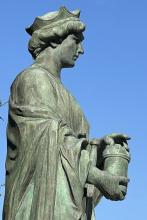 Detail der Nachbildung der heiligen Barbara in Bronze