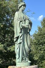 Nachbildung der heiligen Barbara in Bronze, heute in der Bahnhofstraße zu sehen