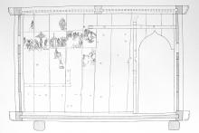 Abbild der Rötelzeichnungen mit religiösem Schriftzug “Jesus Nazarenus rex Judorum” (Jesus von Nazareth König der Juden) auf der Holztäfelung mit gotischer Eingangstür