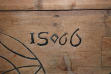Die Jahreszahl 1566 an der Schauseite der Truhe
