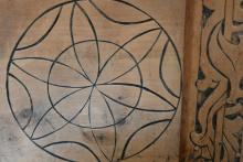 Eingeschnitzte Rosette auf der Hochzeitstruhe