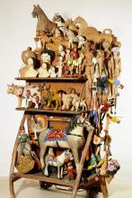 Hausiererkraxe mit Spielzeugfiguren