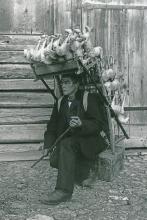 Hausierer mit vollbeladener Kraxe, um 1900