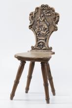 Holzstuhl aus der Fischburg, mit hoher und reich verzierter Rückenlehne
