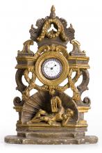 Taschenuhrständer aus Holz, im Sockelbereich mit dem liegenden Chronos mit der Sanduhr in der rechten Hand