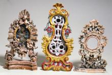 Kleine geschnitzte Rahmen, zwei für Reliquien und einer für Taschenuhr