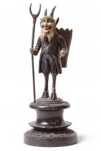 Geschnitzte und dunkel gebeizte Krampusfigur, der eine Gabel in der rechten Hand hält und einen Korb auf dem Rücken trägt.