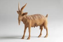 Geschnitzter Ziegenbock in der natürlichen Farbe des Holzes belassen