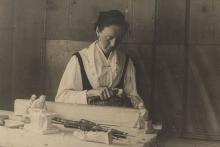 Katharina Kasslatter beim Schnitzen, Aufnahme um 1930